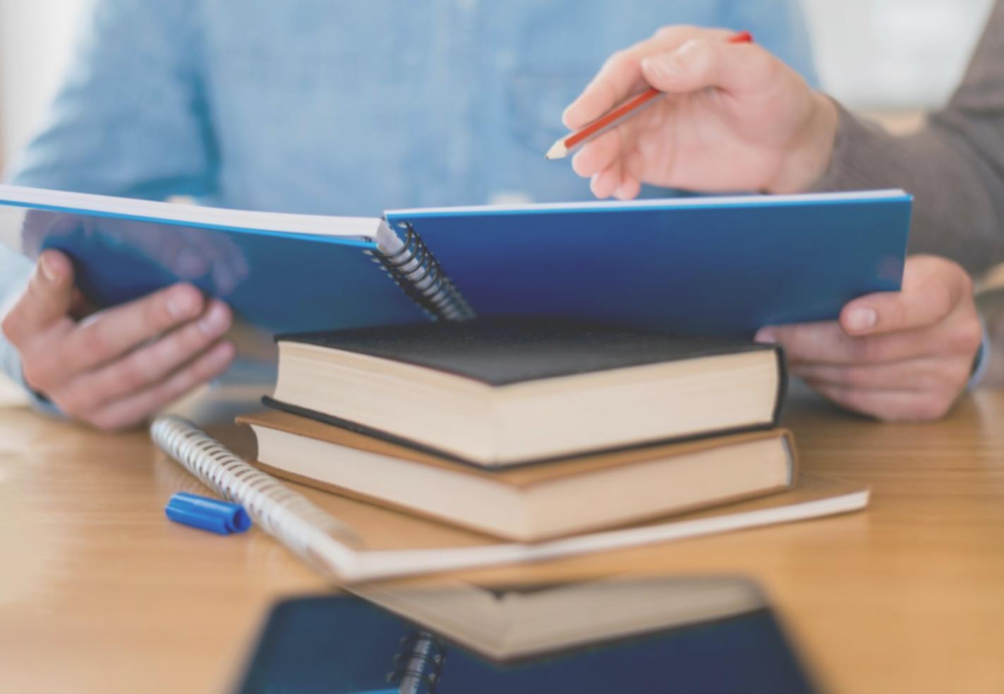 Persona gestionando finanzas personales